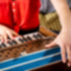 Persona tocando armonio y cantando mantra en clases de yoga las condes