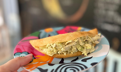 Empanada de queso operada de reina pepiada