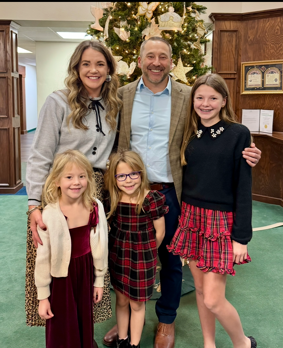 Favor family by a Christmas tree