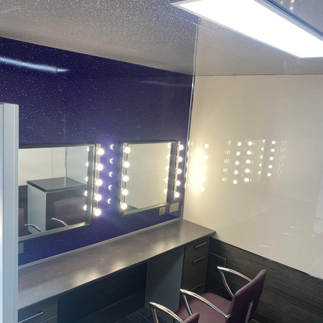 Make-up truck with two permanent makeup positions