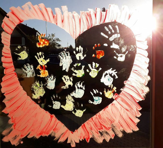Handabdrücke im Herz Kunstwerk
