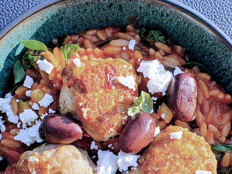 Keftédes youvetsi (Orzopasta i tomatsauce med kødboller)