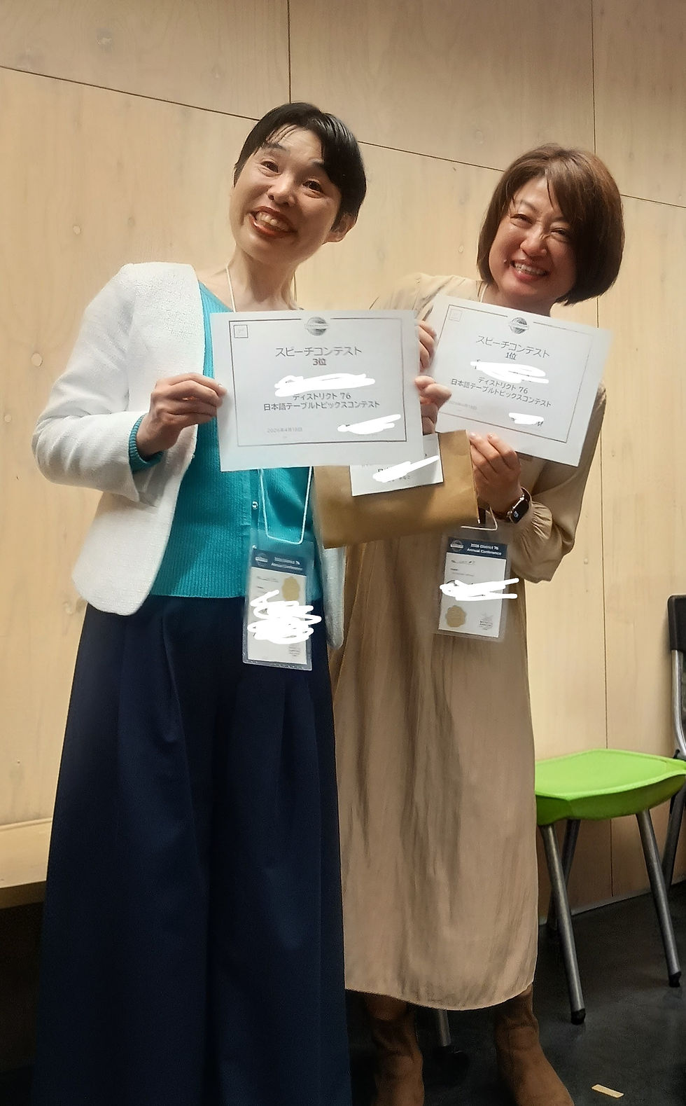 表彰状を手にポーズ