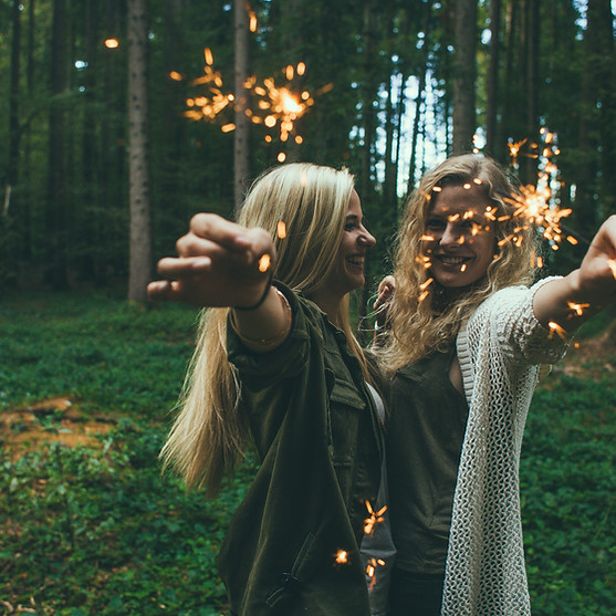 Pixabay_girls-sparklers-fireworks-984154.jpg