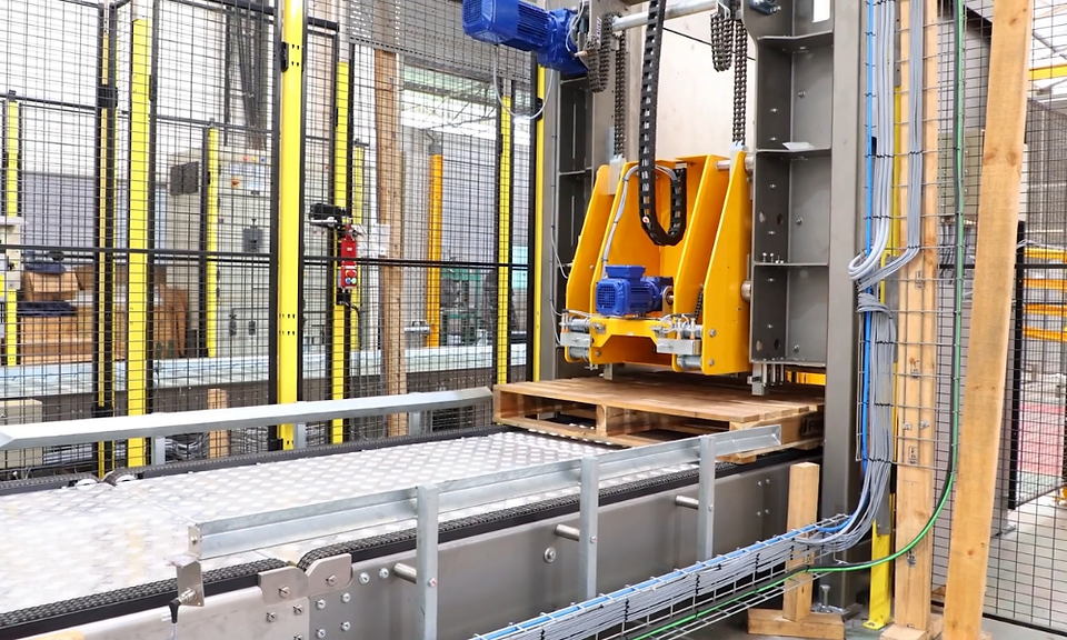 Empty pallets entering Fibre King’s automatic pallet magazine during factory run-up.