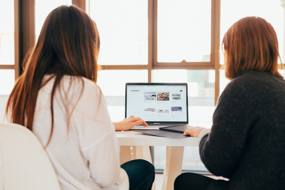 Duas Estudantes de Arquitetura estudando no computador
