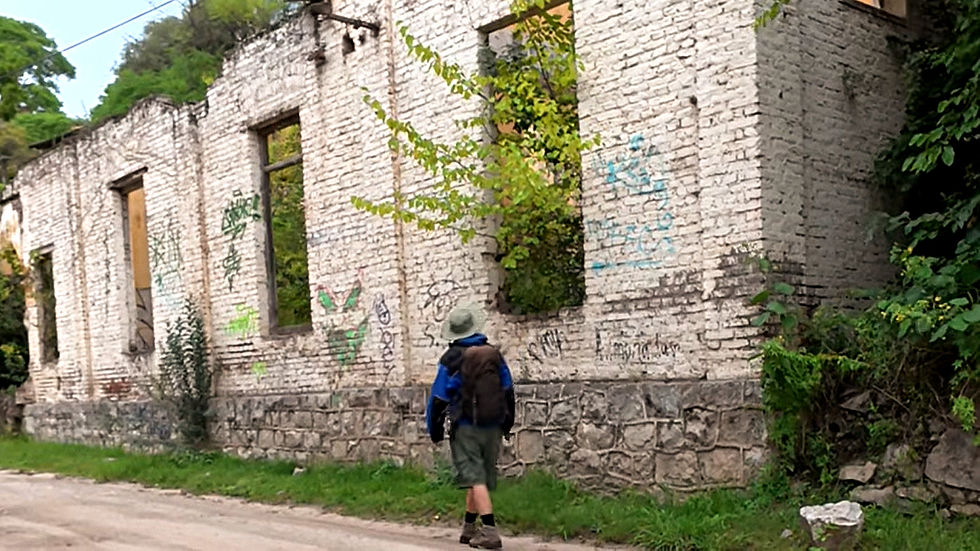 Ruinas actuales de la Vieja Usina de La Bolsa, con muros, vacíos y detalles de su estructura en Villa La Bolsa, Córdoba.