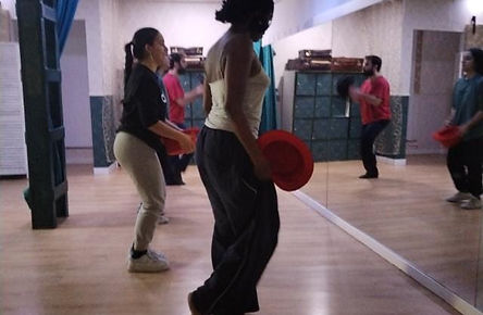 alumnos de la la formacion de teatro musical practicando coreografía de danza jazz broadway