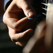 brzdąkać na gitarze