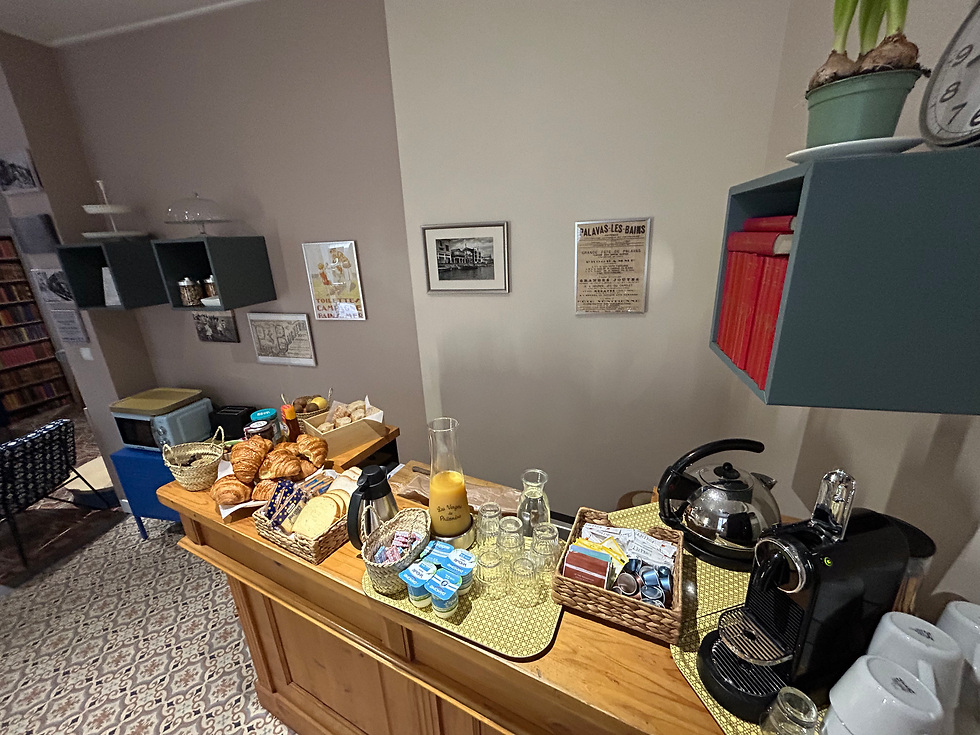 Un petit déjeuner buffet hôtel le Petit Baigneur Palavas les flots