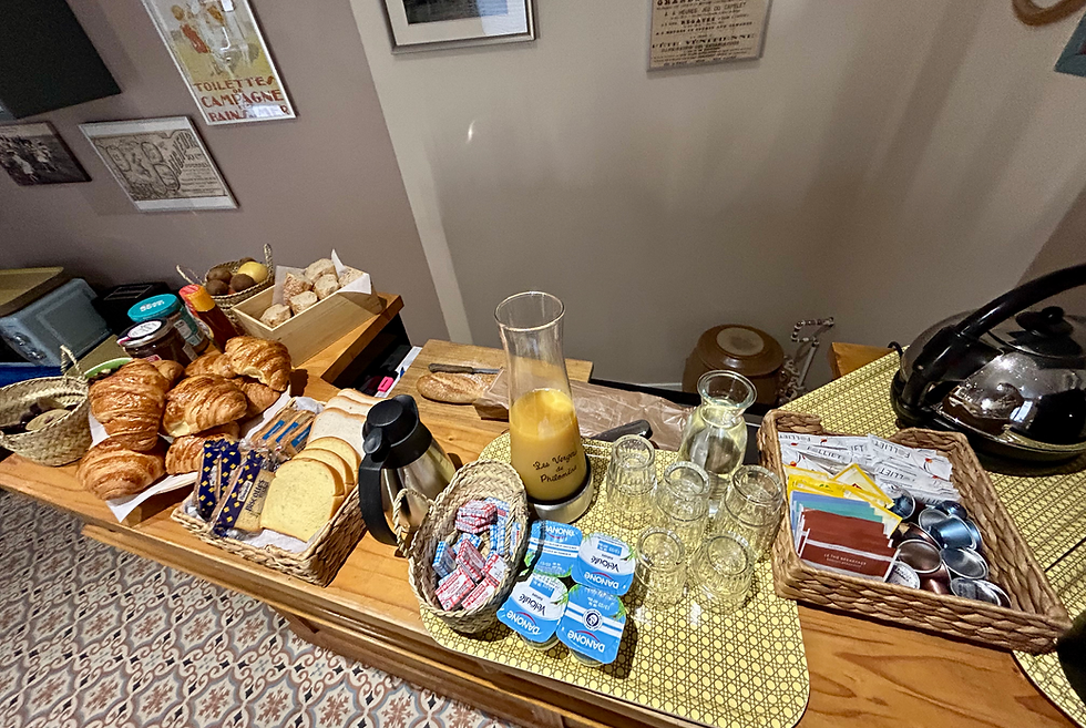 Un petit déjeuner buffet hôtel le Petit Baigneur Palavas les flots