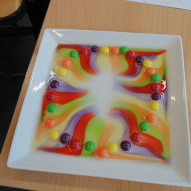 Regenbogenteller mit Skittles - Experimente für Kinder