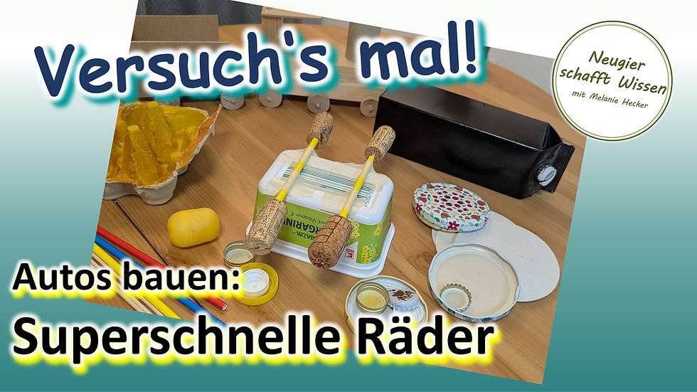 Auf dem Tisch liegt eine umgedrehte Margarinedose, an der vier Räder aus Korken befestigt ist. Außerdem liegen auf dem tisch Trinkhalme, Deckel, Tetrapack und Eierkarton.
