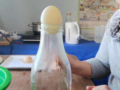 Wie kommt das Ei in die Flasche? Experimente mit Luft und Feuer für Kinder