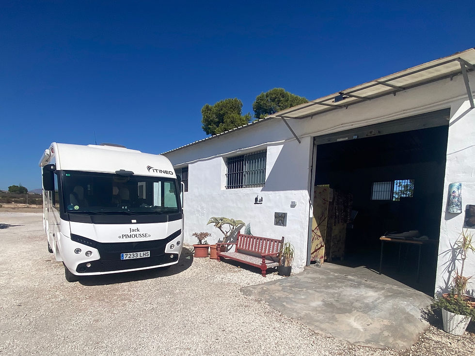 Autocaravana junto al taller de Tapicería Las Dos Reinas