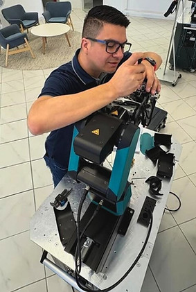 Uno de nuestros trabajadores configurando producto.
