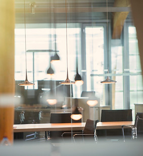 imagem de um lounge corporativo sugerindo inovação e modernidade