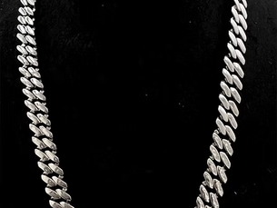 Silver Chains with Lockets – A Classic Pairing