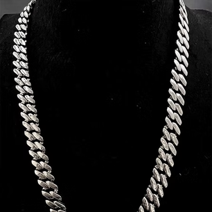 Silver Chains with Lockets – A Classic Pairing