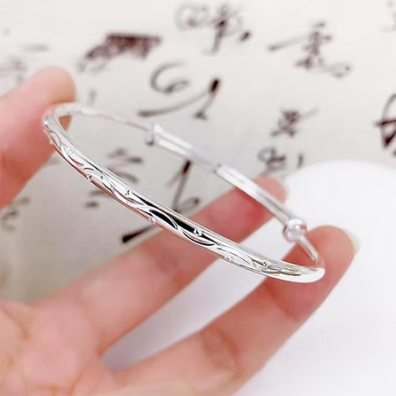 How to Mix and Match Silver Bangles With Rings?