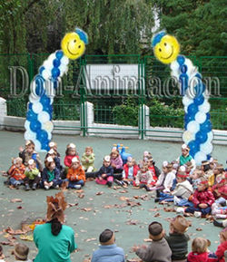 columna de globos en patio de niños