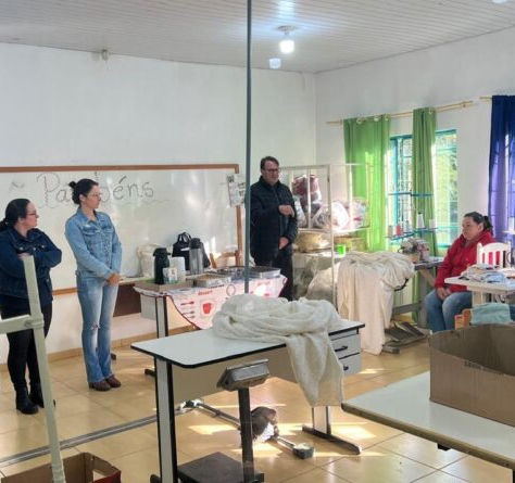 Com novas máquinas de costura, projeto social fortalece geração de renda na comunidade da Platanéia