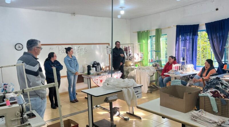 Com novas máquinas de costura, projeto social fortalece geração de renda na comunidade da Platanéia