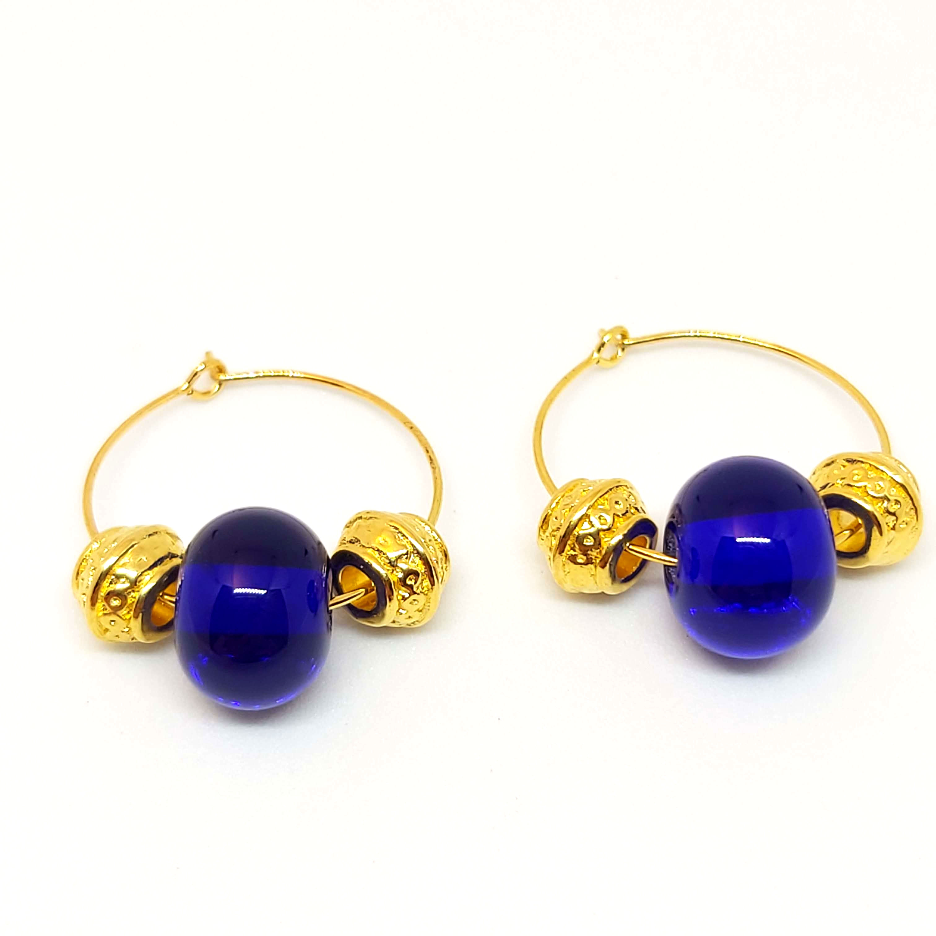 "Globulis" Creolen mit azurblauen Glasperlen