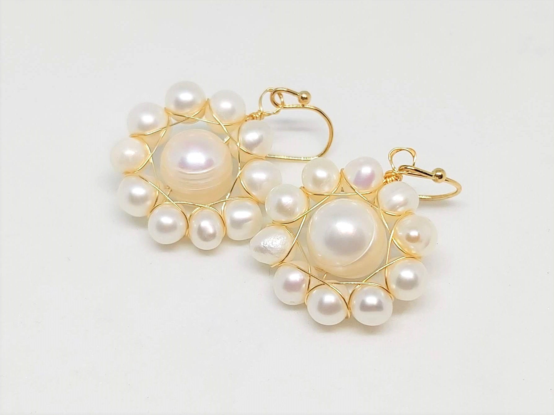 "Margarita alba" römische Blumen-Ohrringe mit Süßwasserperlen