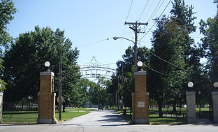 1200px-Entrance_to_Kitchell_Park,_Pana,_