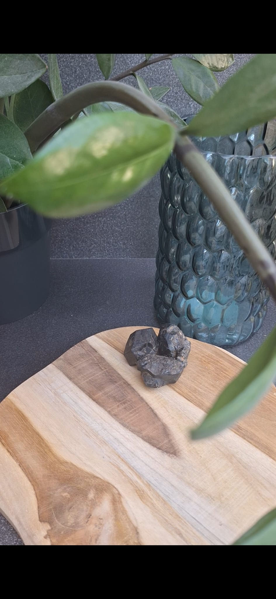 Thumbnail: Andradiet granaat – beschermende, aardende edelsteen - bewustzijn - energetische bescherming