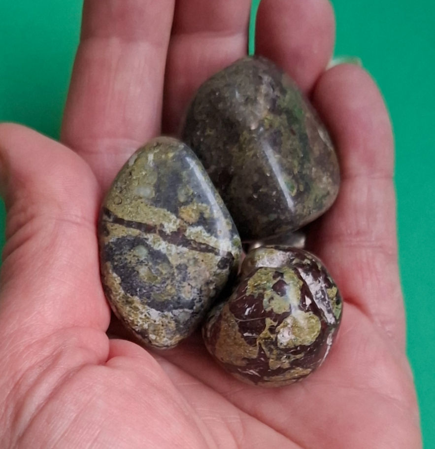 Thumbnail: Drakenbloed Jaspis bescherming, kundalini energie, transformatie, drakenenergie, focus, derde oog, vitaliteit, intuïtie