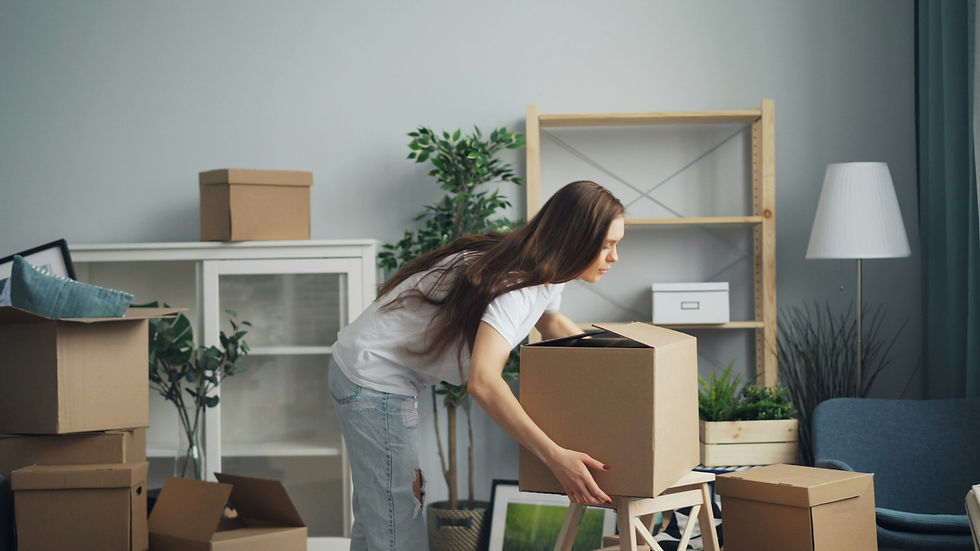 Donna che organizza scatoloni durante un trasloco in soggiorno. Foto: Vitaly Gariev / Unsplash