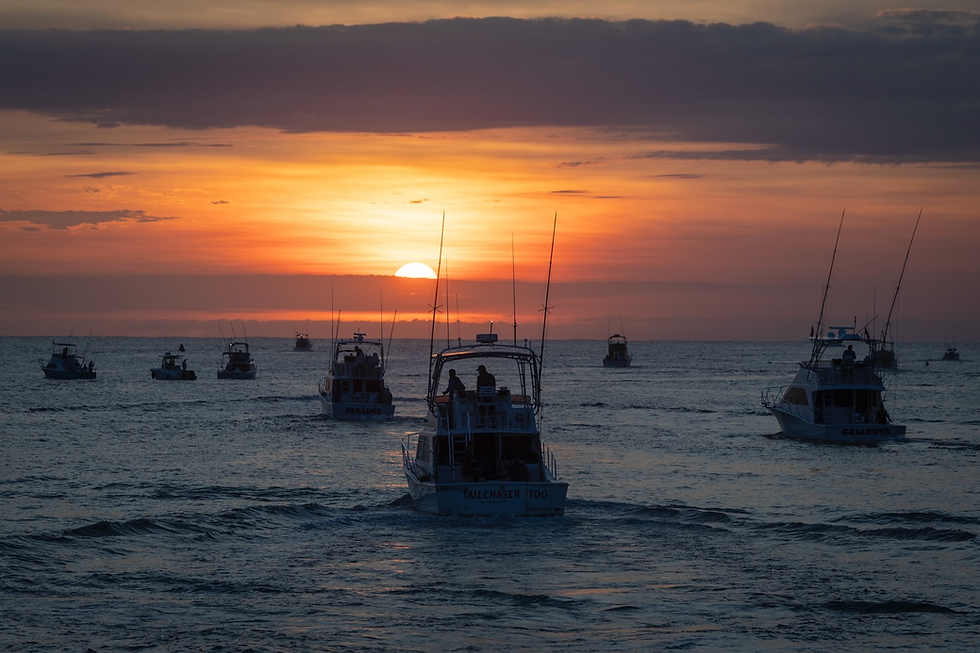 Capitanes de pesca deportiva de Los Cabos recibiendo galardones internacionales, posando con orgullo frente a sus embarcaciones en la marina.