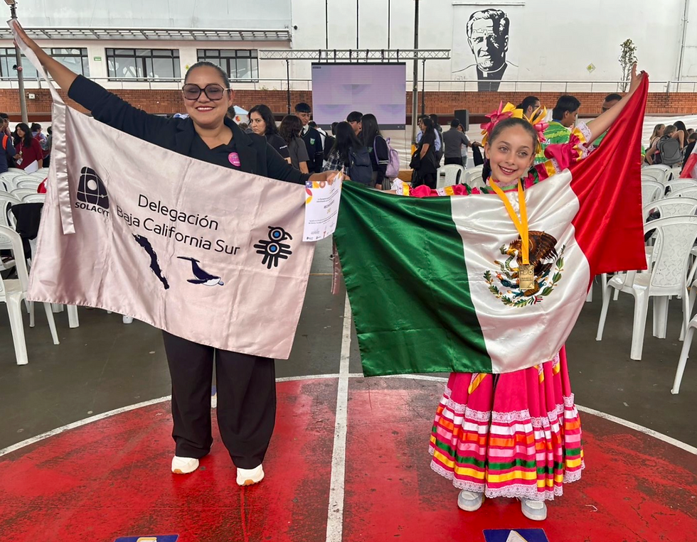 La estudiante Camila Jiménez, del COBCS La Paz, sosteniendo su medalla de oro ganada en Infomatrix Sudamérica 2025 en Quito, Ecuador.