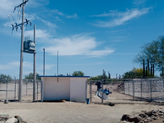 Maquinaria trabajando en la instalación de tuberías de alta resistencia para la red de agua potable en una comunidad de Baja California Sur.