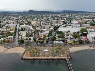 Infografía que muestra los puntos clave de un contrato de arrendamiento seguro en Baja California Sur 2026, incluyendo cláusulas de rescisión y depósito.