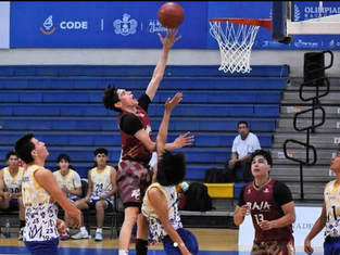 Jóvenes atletas de La Paz practicando tiros a la canasta y jugadas de voleibol en una duela profesional durante los preselectivos estatales 2026.