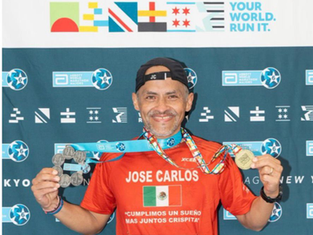 Corredor de maratón de Los Cabos entrenando en el malecón durante el amanecer, preparándose para la competencia internacional en Tokio, Japón, 2026.