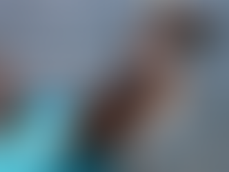 Personal especializado con equipo de protección biológica recolectando muestras de aves marinas en una zona costera protegida de Baja California Sur, 2026.