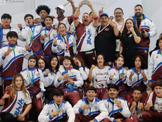 Integrantes de la selección de boxeo de Baja California Sur posando con sus medallas y el trofeo de tercer lugar nacional en el Auditorio Amado Nervo de Tepic.