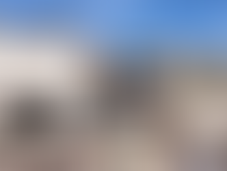 Camiones de servicios públicos de Los Cabos recolectando muebles viejos, llantas y cacharros en una zona residencial, con trabajadores municipales barriendo las calles para mejorar la imagen urbana.