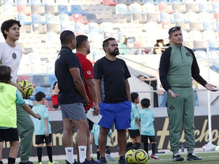Impulso program coaches and Club Atlético La Paz technical staff in a tactics and sports methodology session at the Guaycura Stadium.