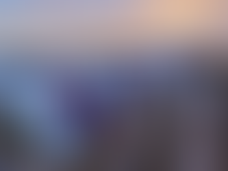 La Presidenta Claudia Sheinbaum entregando simbólicamente las llaves de una casa nueva a una familia mexicana sonriente frente a un conjunto habitacional moderno.