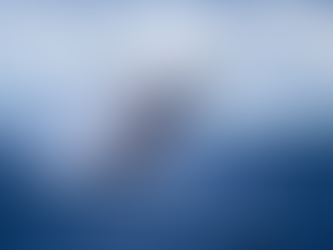 Imponente ballena azul emergiendo en la superficie de las aguas turquesa de Loreto, Baja California Sur, con las islas del Parque Nacional de fondo, abril 2026.