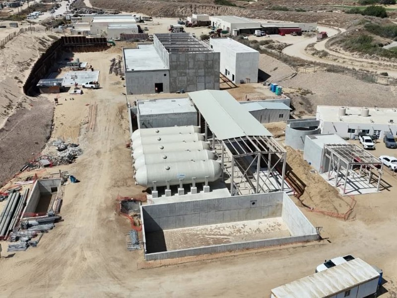 Trabajadores técnicos de Oomsapas Los Cabos supervisando la instalación de nuevas tuberías de alta densidad y válvulas de control de agua en una vialidad principal.
