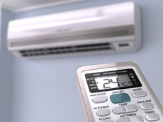 Un equipo de aire acondicionado tipo mini-split recién instalado en una pared blanca, representando la modernización energética y el alivio térmico en el municipio de Mulegé.