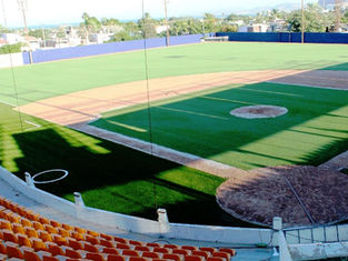 Una vista panorámica del Estadio Vázquez Rubio en Ciudad Constitución, con maquinaria iniciando los trabajos de remoción de tierra en el campo de béisbol.