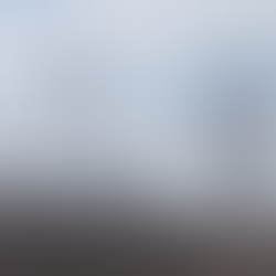 Gráfica comparativa de emisiones entre combustóleo y gas natural, junto a una fotografía de la central termoeléctrica de La Paz, marzo 2026.