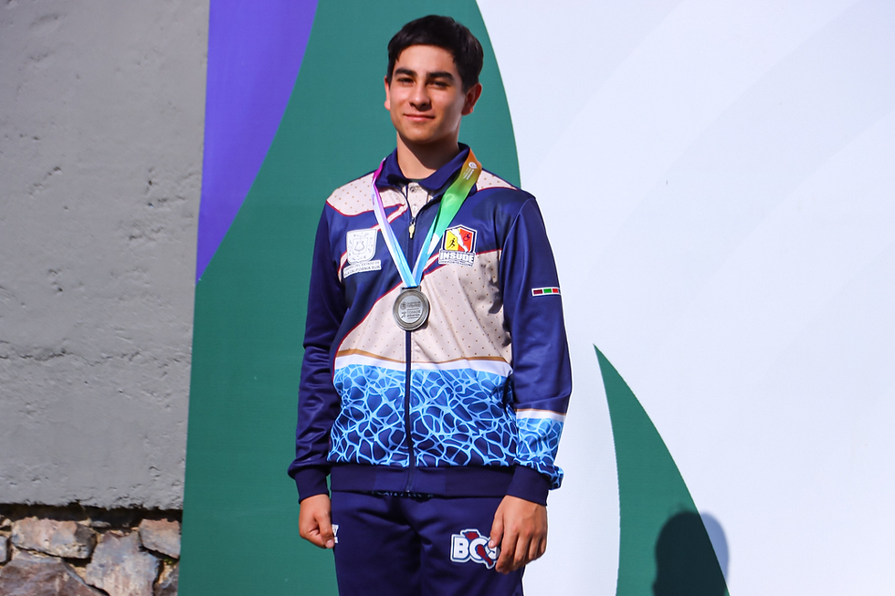 El joven atleta sudcaliforniano José Cruz Villarino Cervantes apuntando fijamente con su rifle de aire de alta precisión durante la competencia de tiro deportivo en los Nacionales 2026.